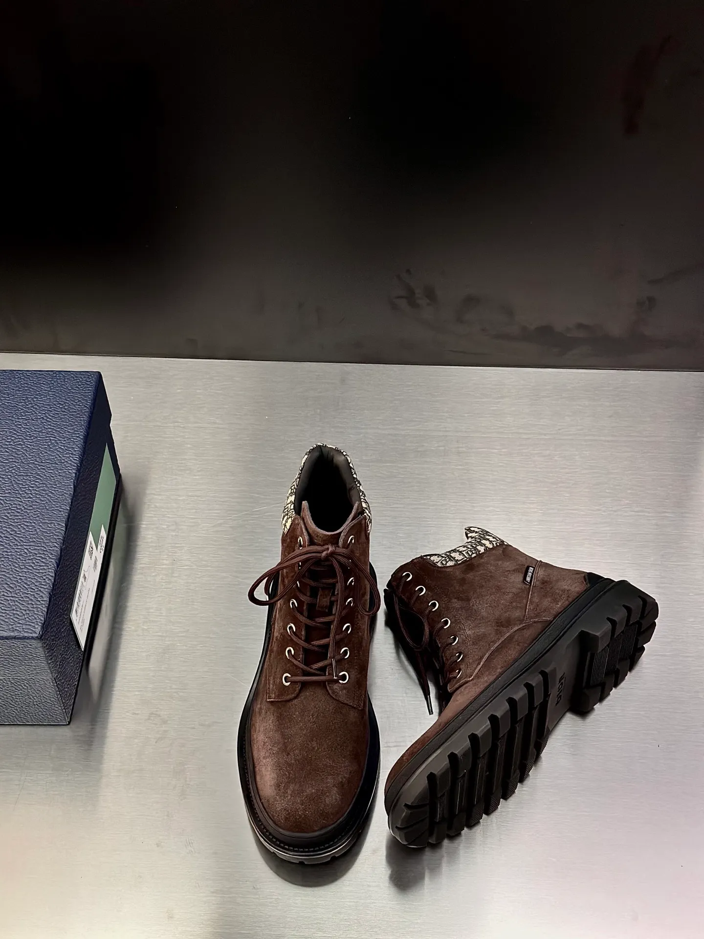 Men's shoes 💰960 Dior Dior high-top sneakers, top-quality goods produced in Dongguan, show version, leading counter trial style, Nappa cowhide material, light and breathable, soft and comfortable, easier to put on and take off, calfskin leather edging, distinctive sports style, genuine leather tongue Dior letter badge, showing the brand style, lightweight embossed pattern rubber sole, light and genuine leather feet, with original packaging Size: 39-40-41-42-43-44 (45, 46 customized) leather shoe size